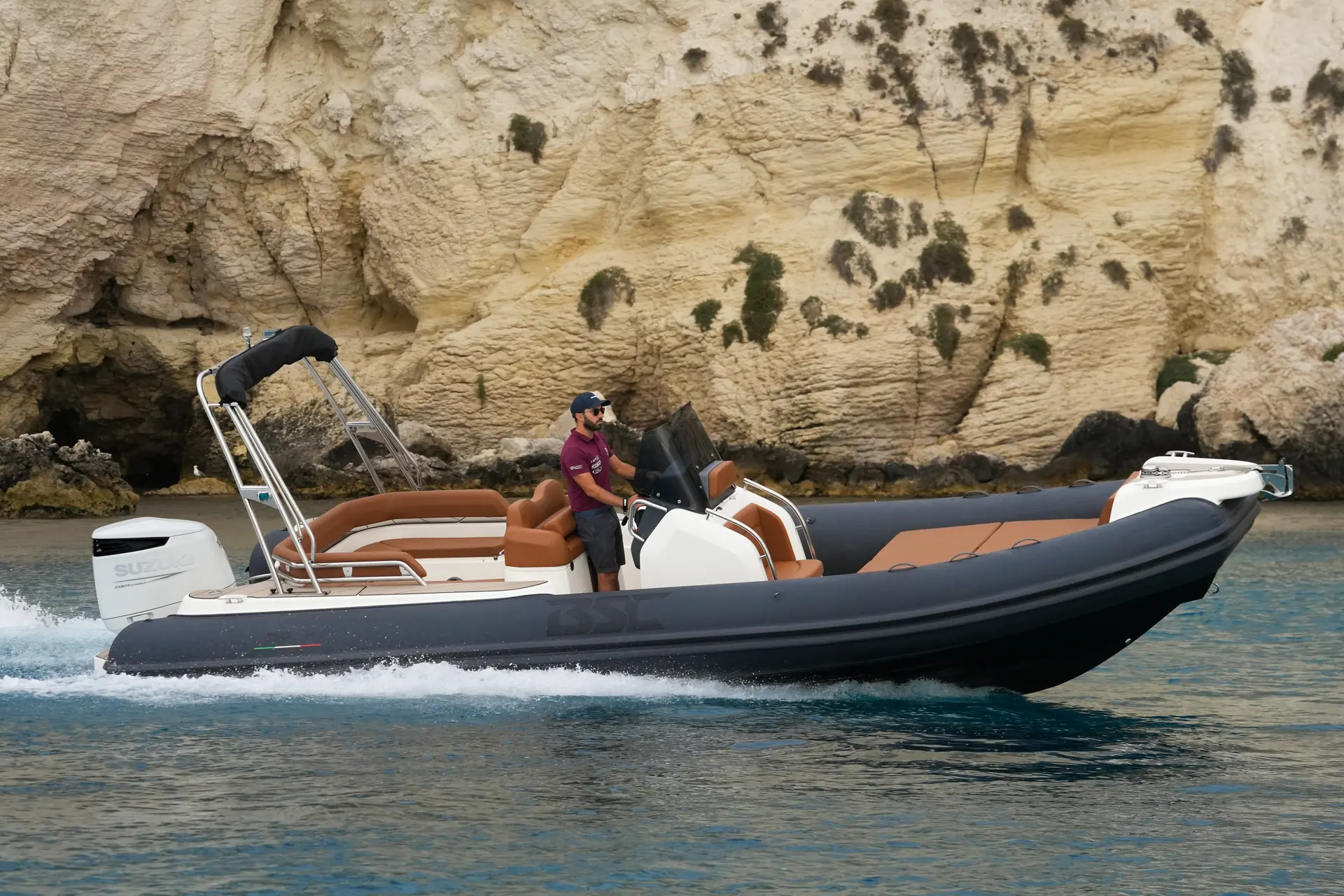 Le BSC 78 longe les falaises calcaires de la côte de Cagliari