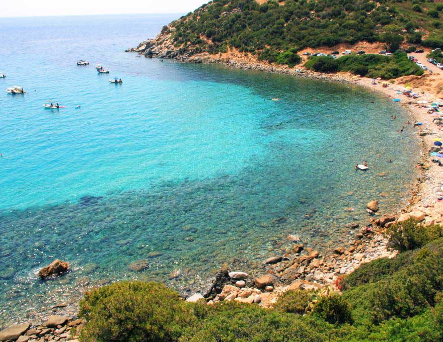 La baie de Cala Regina avec les bateaux amarrés sur l'eau turquoise
