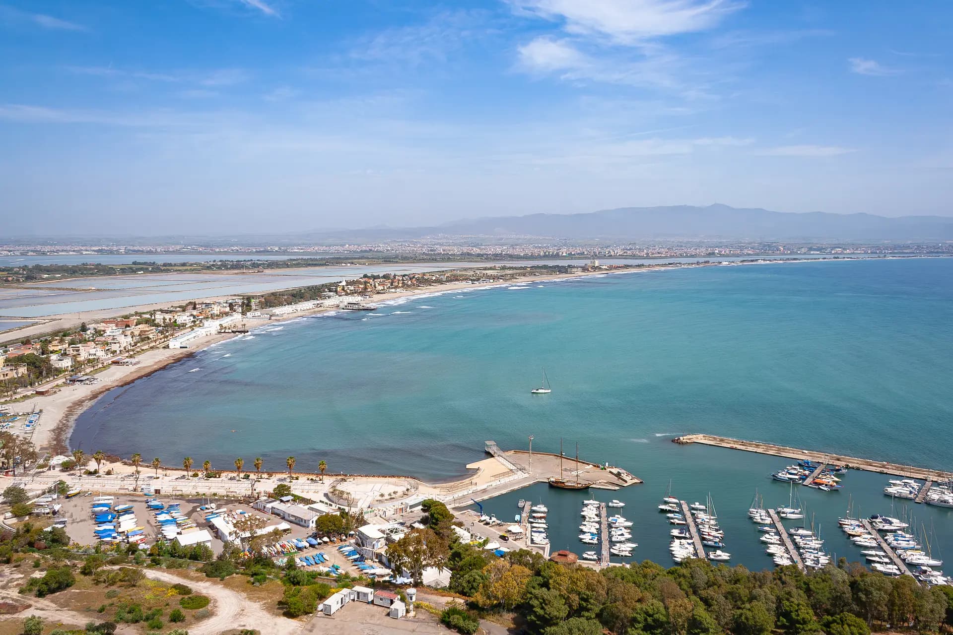 Les falaises de la côte de Cagliari vues de la mer