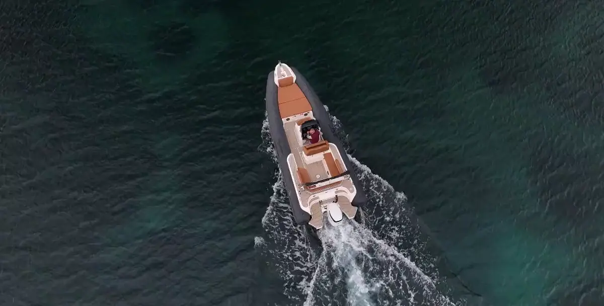 Le semi-rigide BSC 78 vu d'en haut naviguant dans le golfe de Cagliari