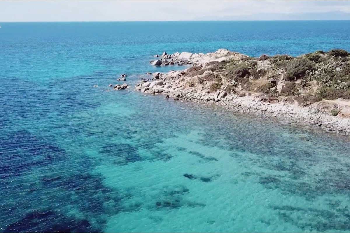 La côte rocheuse d'Is Mortorius avec l'eau basse et transparente sur le fond