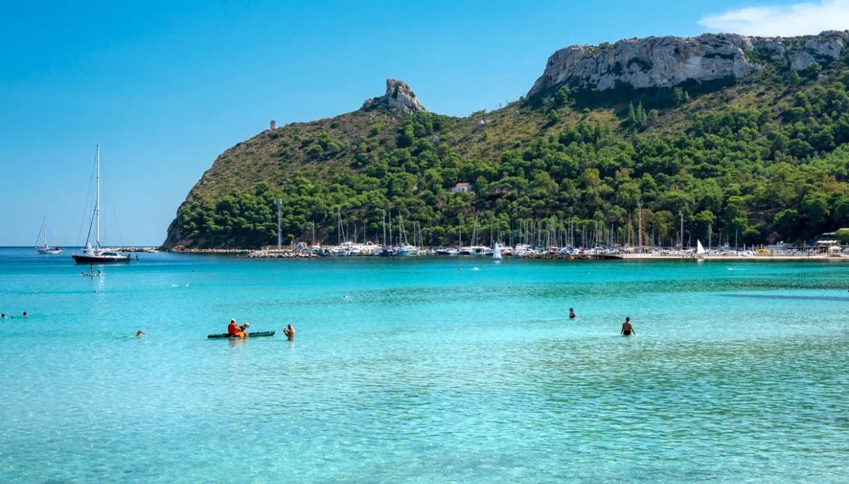 L'eau basse et turquoise du Poetto, avec la Sella del Diavolo et la Marina Piccola au fond